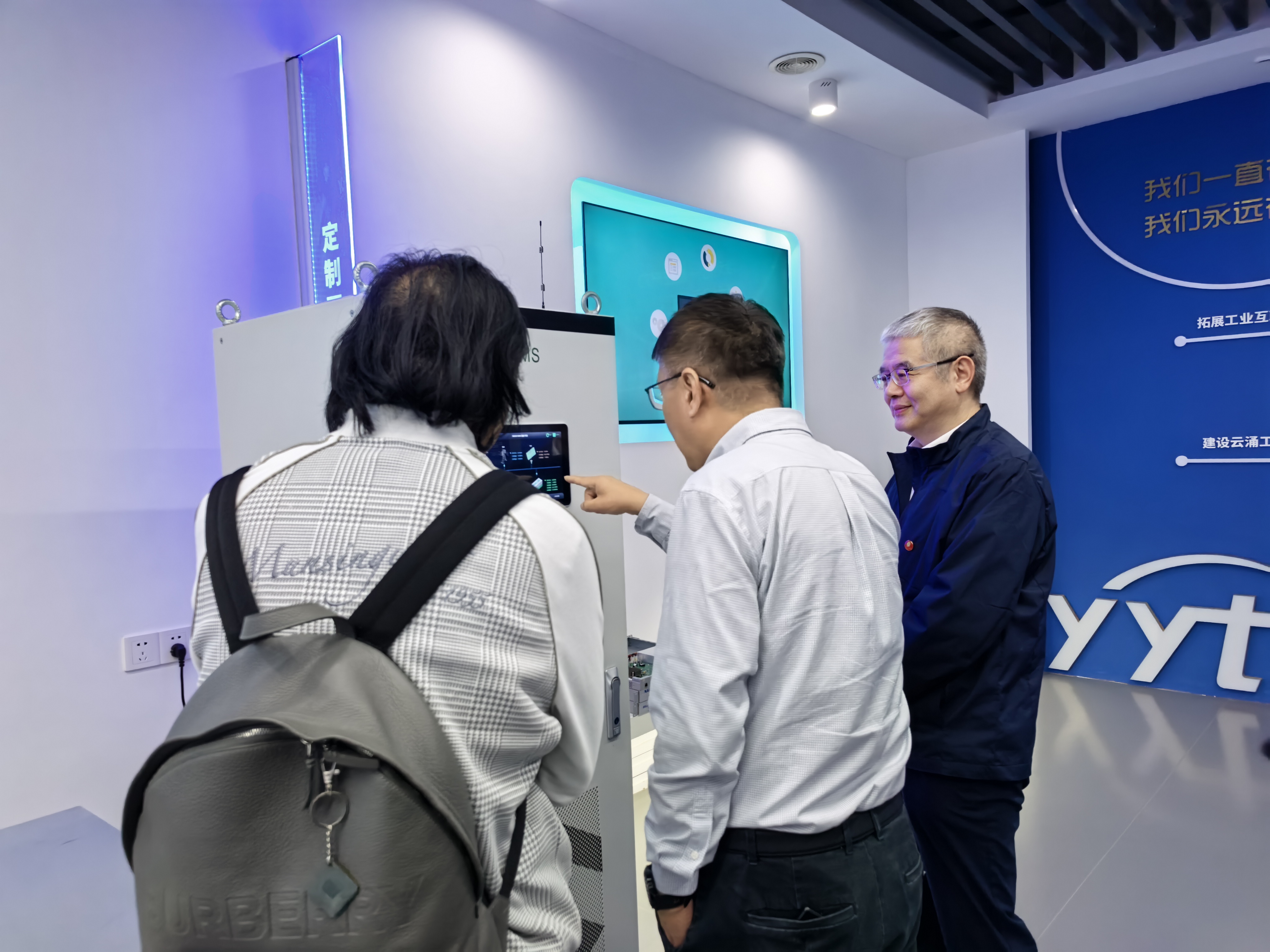 龙芯中科胡伟武一行莅临澳门新葡京博彩考察